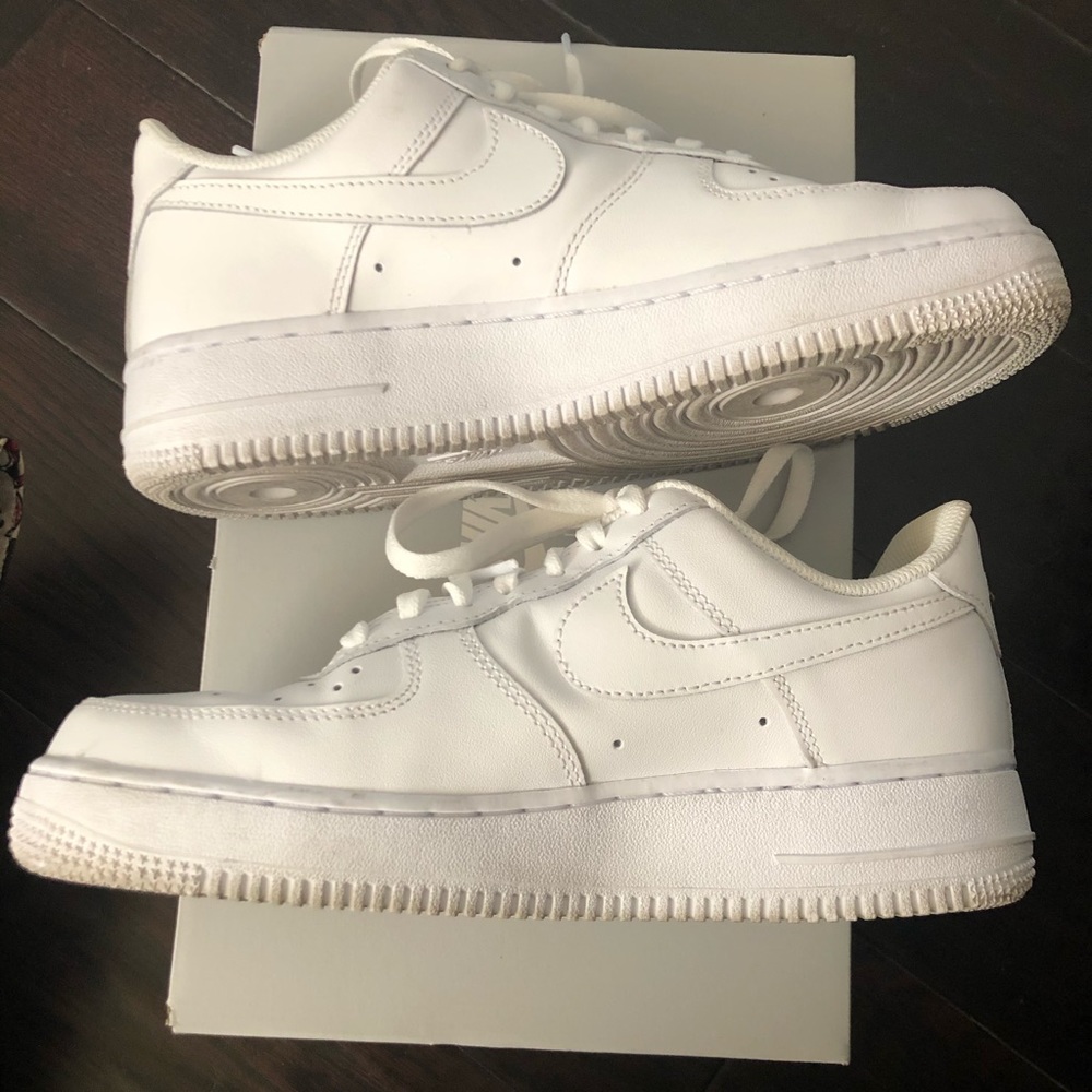 Womens Nike Air Force 1 with box !! Worn 1 time!!